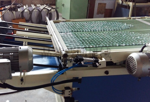 Automatic stamping and breaking machine for glass